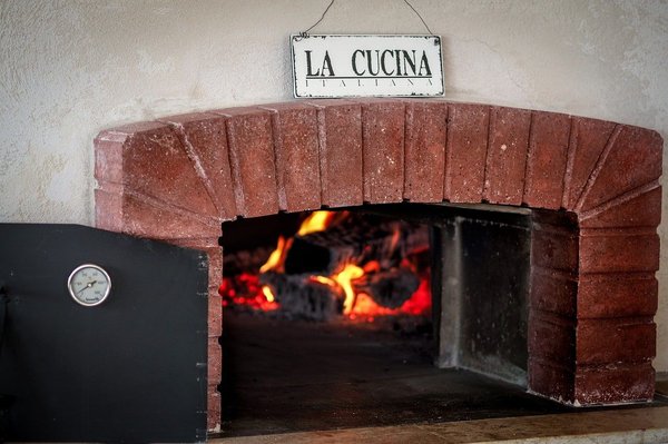 En quoi le four au bois est-il conseillé pour cuire une tarte flambée ?